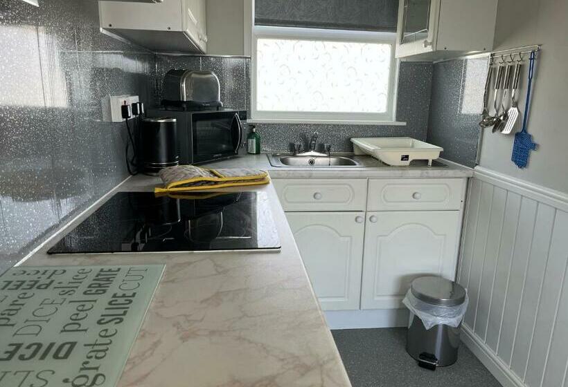 Chalet 319, Hemsby   Two Bed Chalet, Sleeps 5, Pet Friendly, Bed Linen And Towels Included