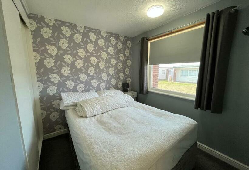 Chalet 319, Hemsby   Two Bed Chalet, Sleeps 5, Pet Friendly, Bed Linen And Towels Included