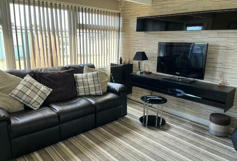 Chalet 319, Hemsby   Two Bed Chalet, Sleeps 5, Pet Friendly, Bed Linen And Towels Included