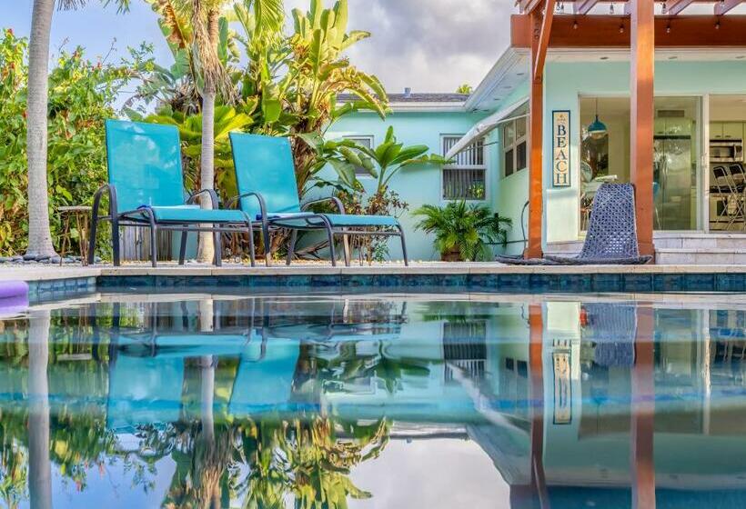 Beachside Bliss Lush Private Pool, Bbq, King Bed