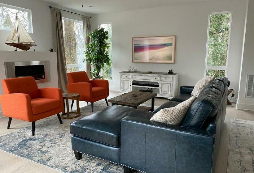 Entire Home Close To Boa Stadium & City