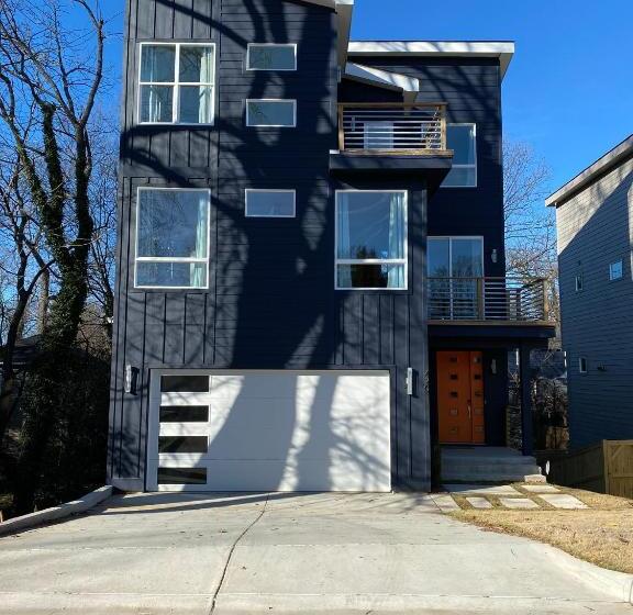 Entire Home Close To Boa Stadium & City