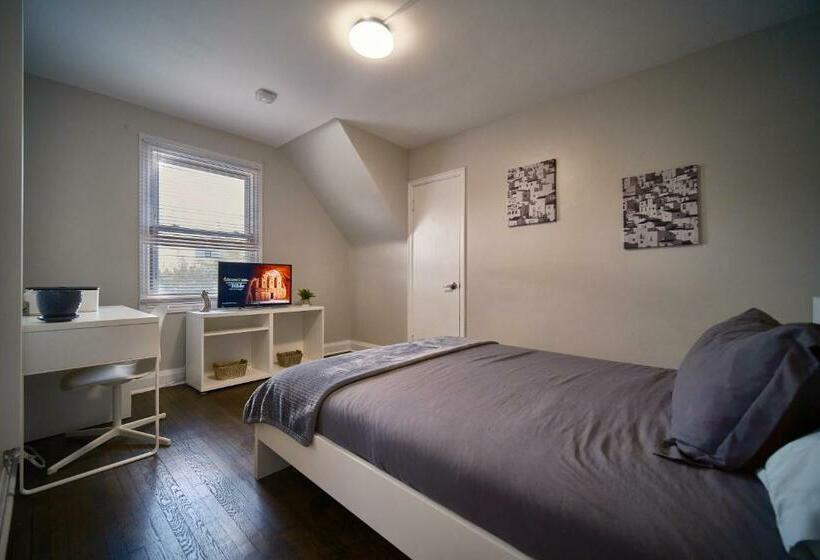 Hamilton Chic Retreat   Comfy Beds   Garden   Pool