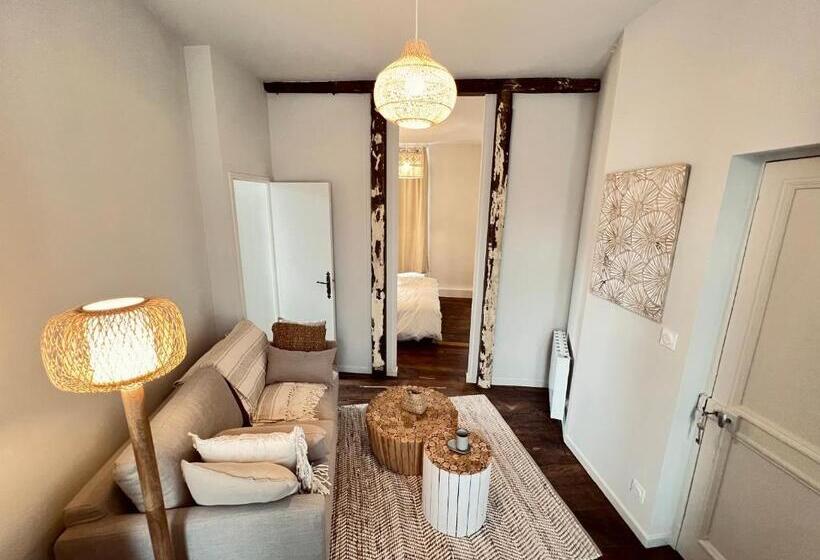 호텔 Les Suites De La Tour D Embas