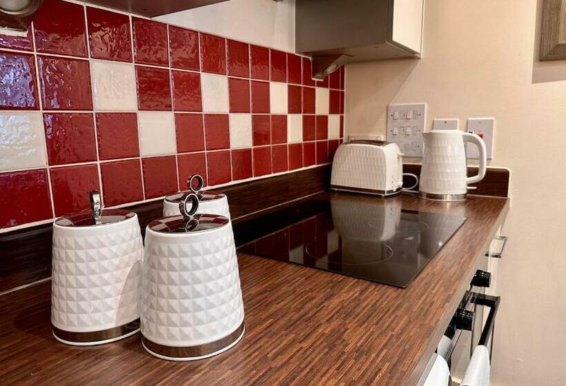 Riverside 1 Bed Basement Flat Near Hampton Court Palace