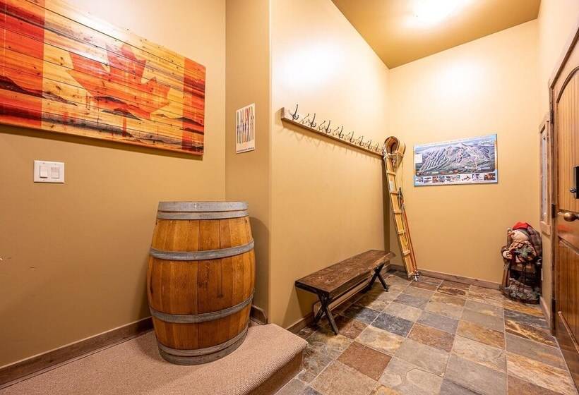 Trapper S Lodge   4 Bd Wgreat View, Private Hot Tub