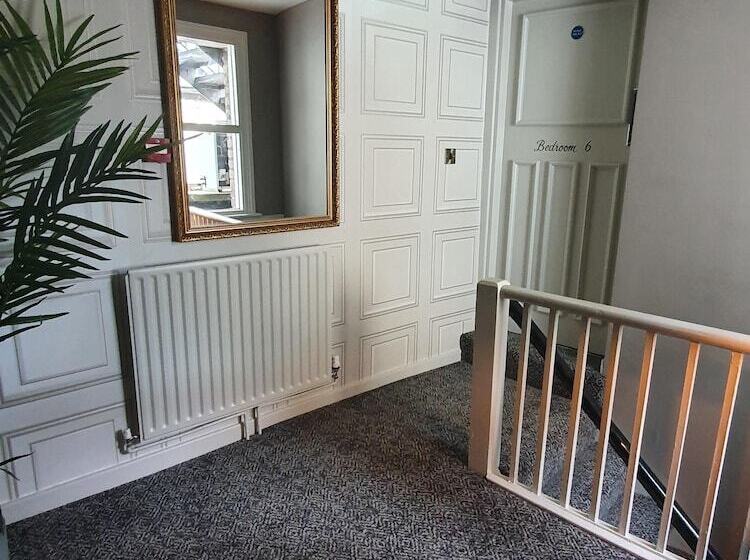 فندق صغير The Coach And Horses