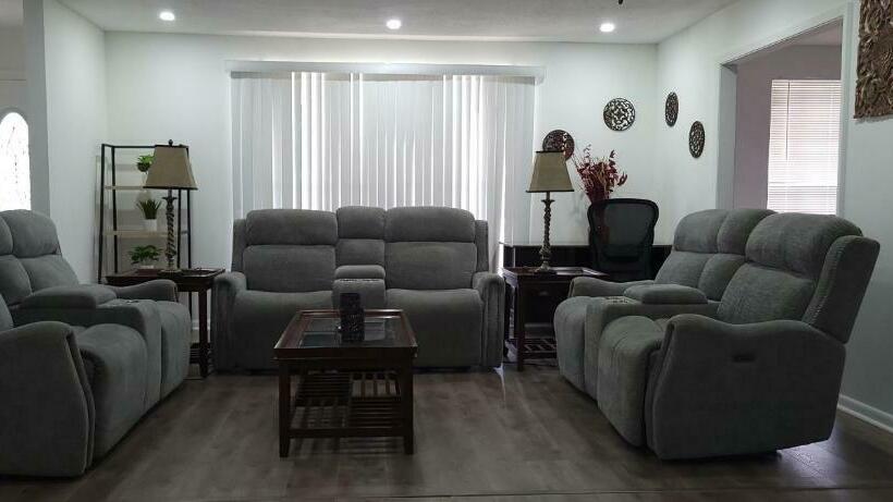 Beautiful Family Home Near Airport, I 10, Shopping