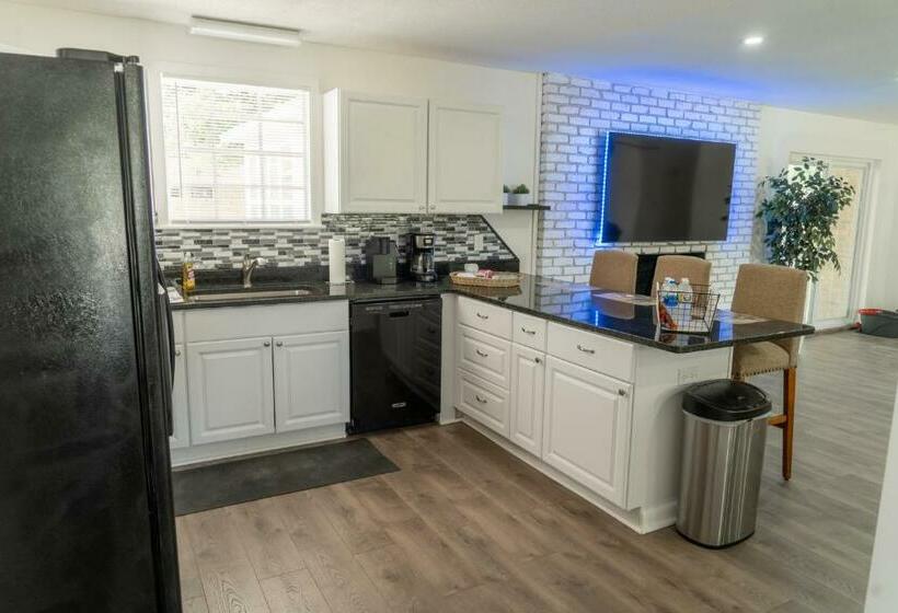 Beautiful Family Home Near Airport, I 10, Shopping