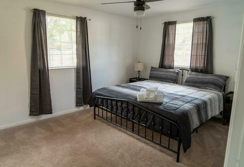 Beautiful Family Home Near Airport, I 10, Shopping