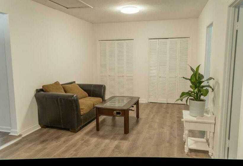 Beautiful Family Home Near Airport, I 10, Shopping