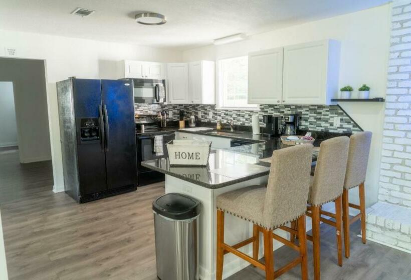 Beautiful Family Home Near Airport, I 10, Shopping