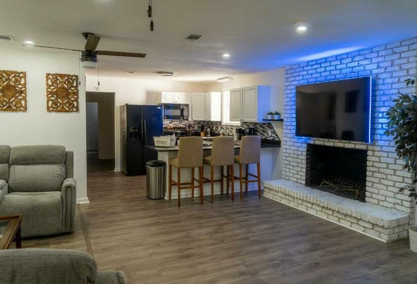 Beautiful Family Home Near Airport, I 10, Shopping