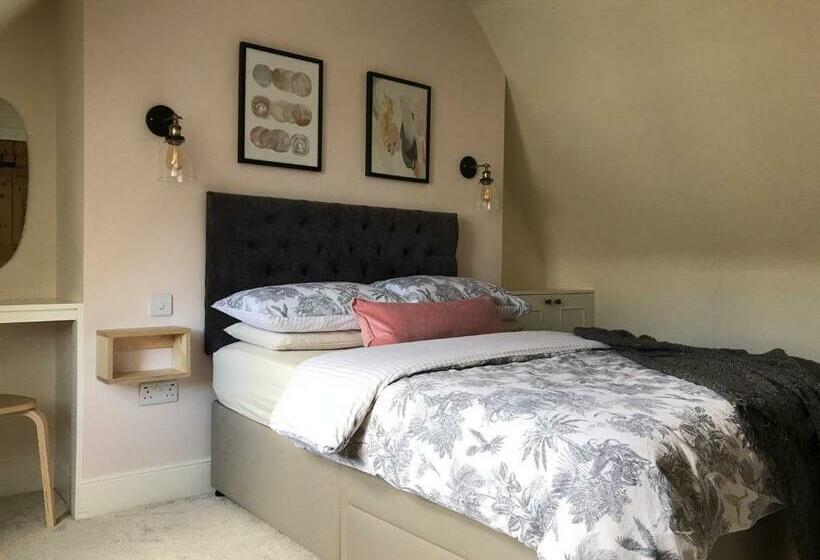 Newly Renovated Seaside Townhouse With Logburner