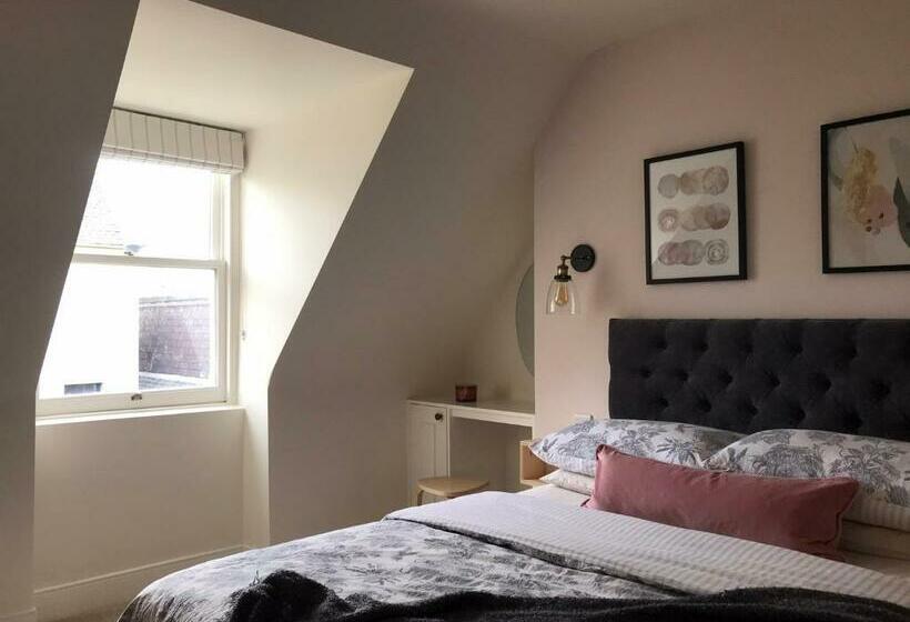 Newly Renovated Seaside Townhouse With Logburner