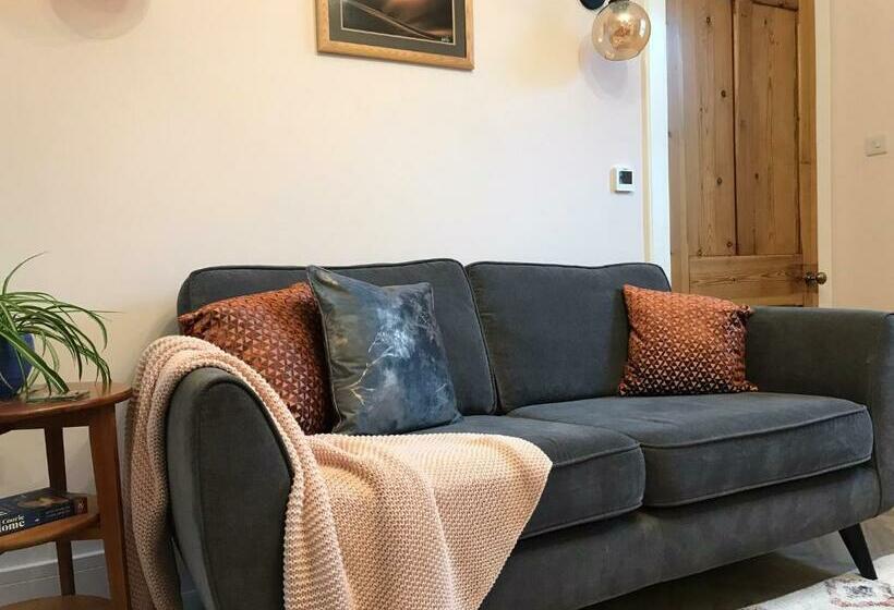 Newly Renovated Seaside Townhouse With Logburner