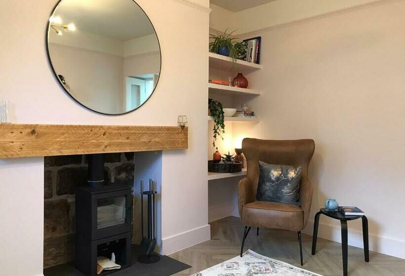 Newly Renovated Seaside Townhouse With Logburner