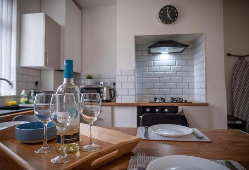 پانسیون Tropicana House