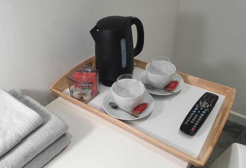 پانسیون Tropicana House