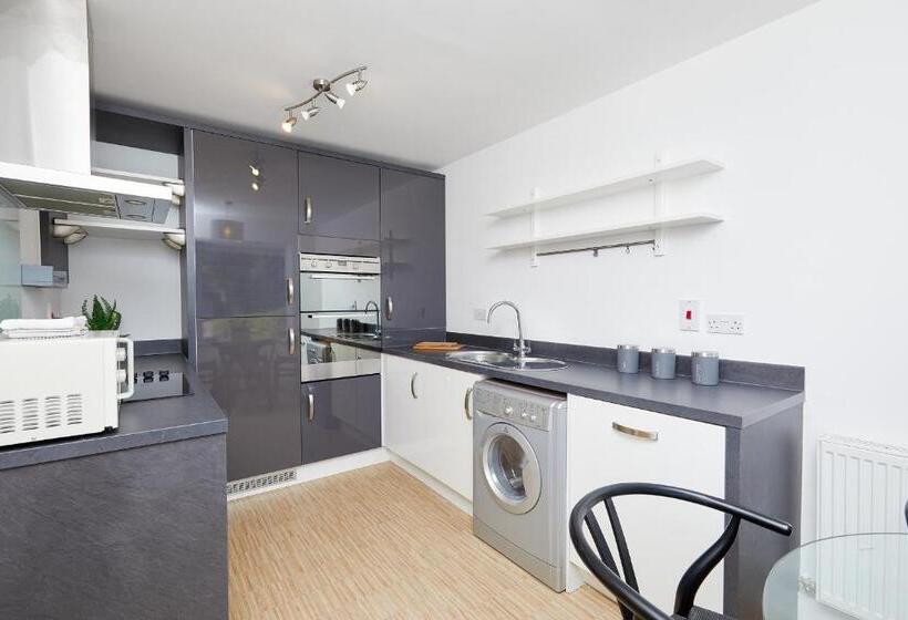 2 Bed Premium House   Driveway Parking   Royal Derby Hospital 3 Mins