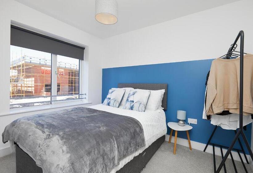 2 Bed Premium House   Driveway Parking   Royal Derby Hospital 3 Mins