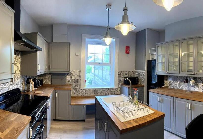 Spacious 4 Bed Holiday Home In The Heart Of Maidstone