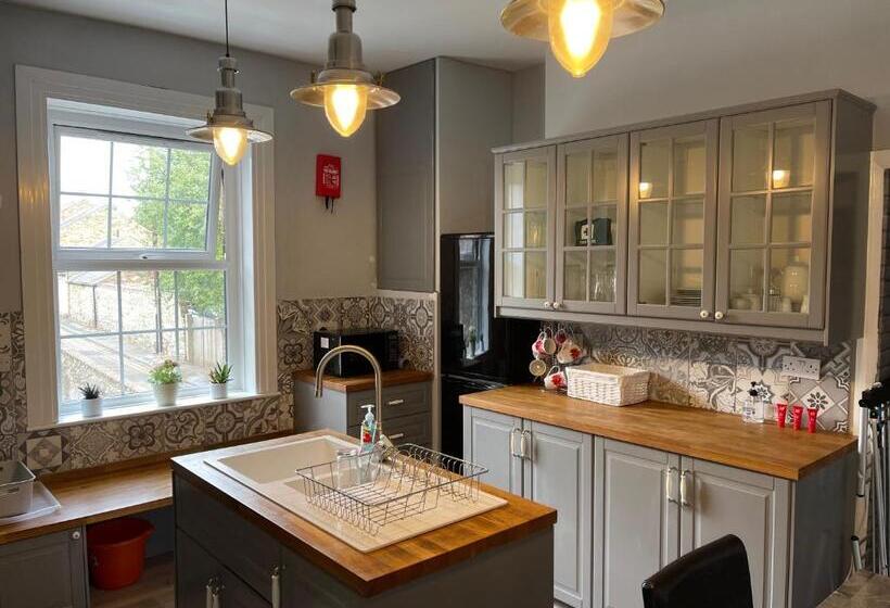 Spacious 4 Bed Holiday Home In The Heart Of Maidstone