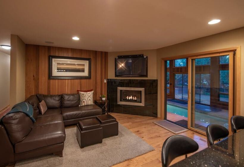 Sunriver By Avantstay Cozy Mountain Home W Indoor Pool And Hot Tub