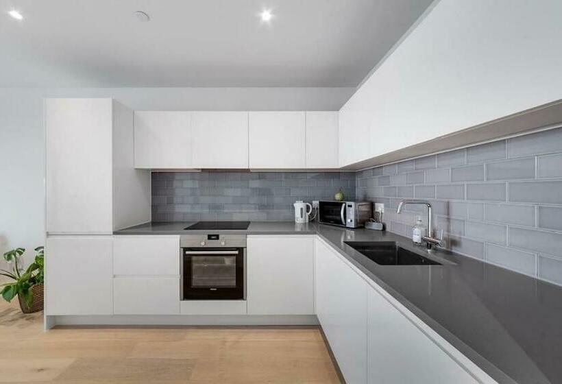 Thames Barrier   Close To Canary Wharf & City Apt