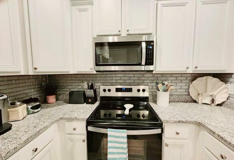 Entire Home  Gorgeous 3br Townhome Pool, Grill, Washer, Dryer, 2 Free Drive Up Spaces Sleeps 6 Close