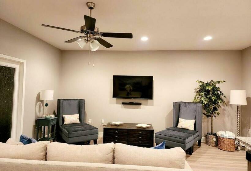 Entire Home  Gorgeous 3br Townhome Pool, Grill, Washer, Dryer, 2 Free Drive Up Spaces Sleeps 6 Close