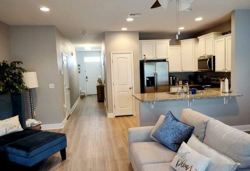Entire Home  Gorgeous 3br Townhome Pool, Grill, Washer, Dryer, 2 Free Drive Up Spaces Sleeps 6 Close
