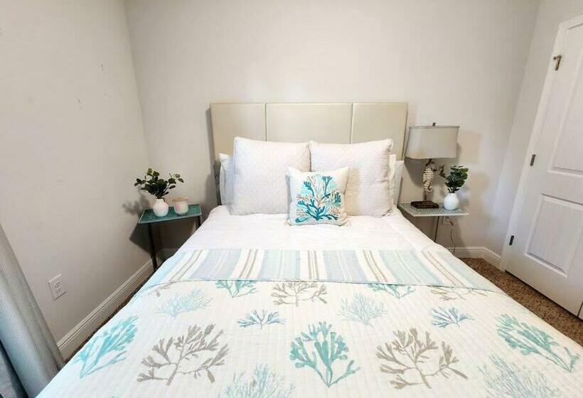 Entire Home  Gorgeous 3br Townhome Pool, Grill, Washer, Dryer, 2 Free Drive Up Spaces Sleeps 6 Close