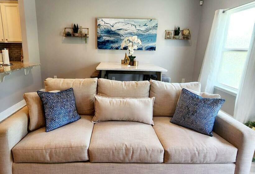 Entire Home  Gorgeous 3br Townhome Pool, Grill, Washer, Dryer, 2 Free Drive Up Spaces Sleeps 6 Close