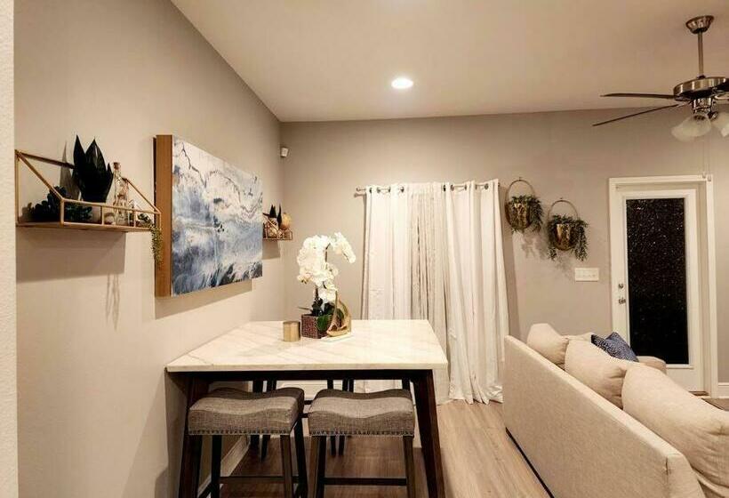 Entire Home  Gorgeous 3br Townhome Pool, Grill, Washer, Dryer, 2 Free Drive Up Spaces Sleeps 6 Close