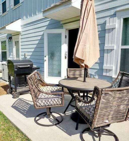 Entire Home  Gorgeous 3br Townhome Pool, Grill, Washer, Dryer, 2 Free Drive Up Spaces Sleeps 6 Close