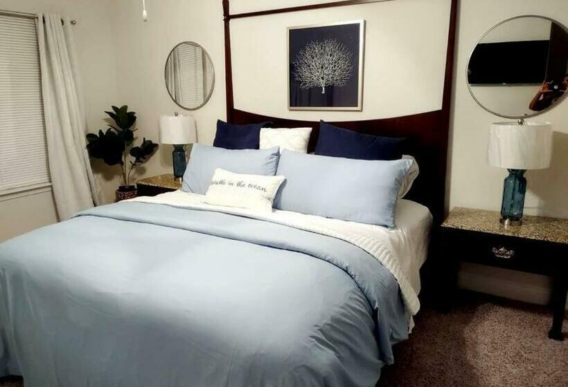 Entire Home  Gorgeous 3br Townhome Pool, Grill, Washer, Dryer, 2 Free Drive Up Spaces Sleeps 6 Close