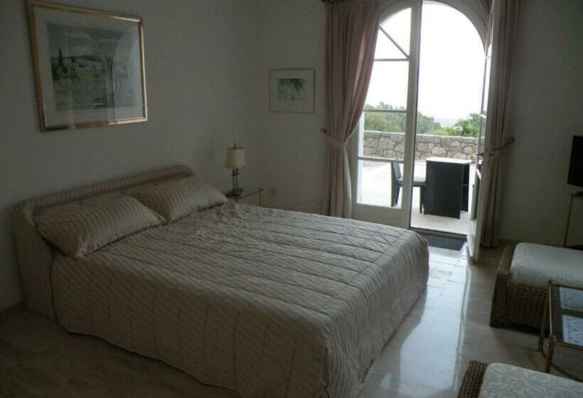 膳宿费 Chambre Luxueuse Au Calme Avec Vue Panoramique Sur La Baie De Cannes Et L Estérel Immense Piscine