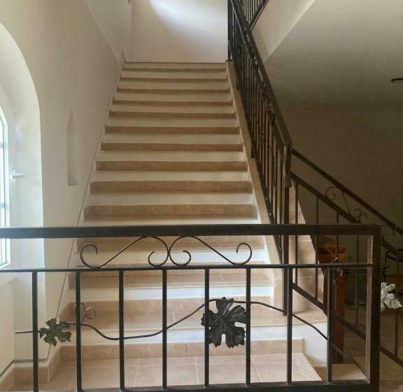 膳宿费 La Porte Dorée..