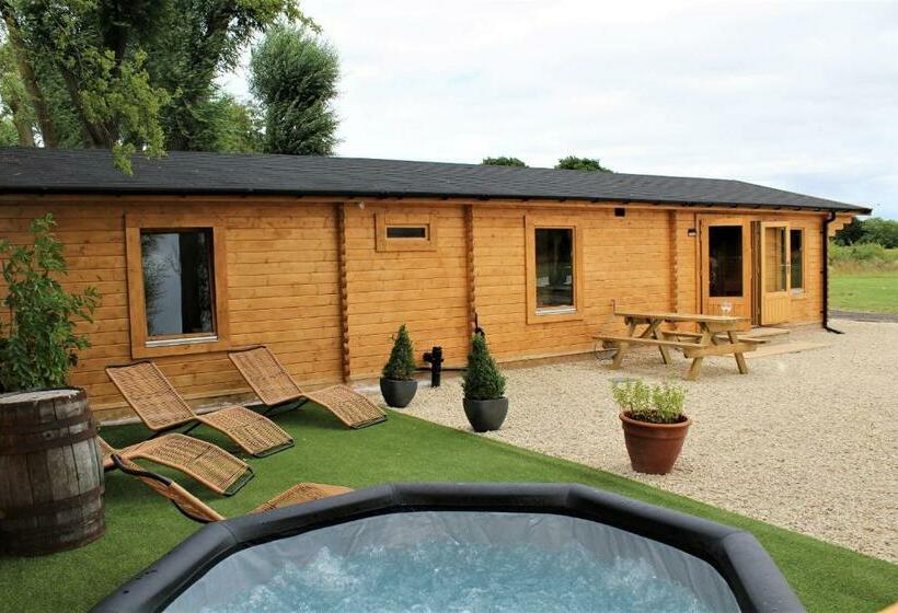 Stunning 5 Bed Cabin In Ashton Under Hill