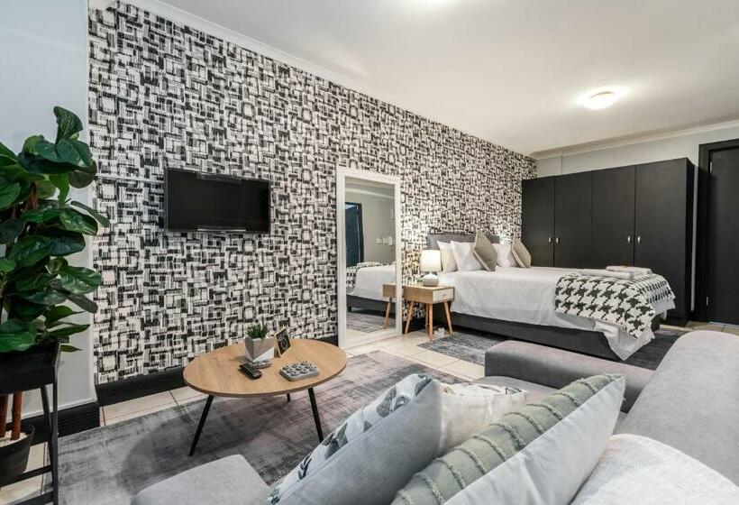 The Square 135  Studio With Free Parking, Pool & Gym Access