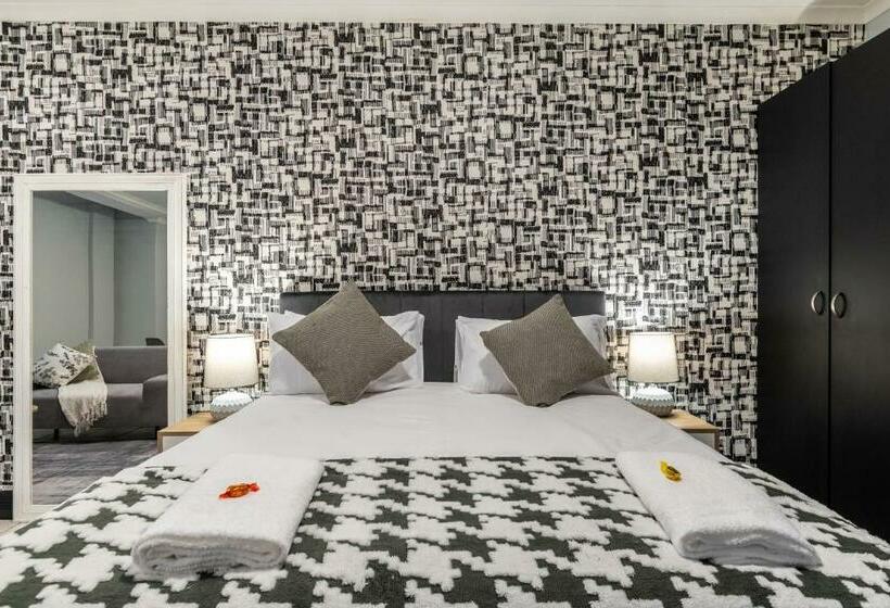 The Square 135  Studio With Free Parking, Pool & Gym Access