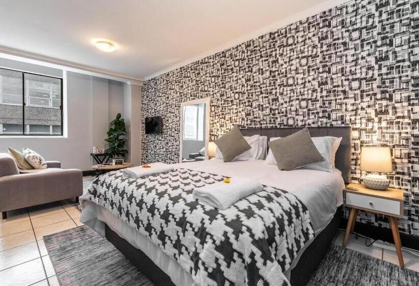 The Square 135  Studio With Free Parking, Pool & Gym Access