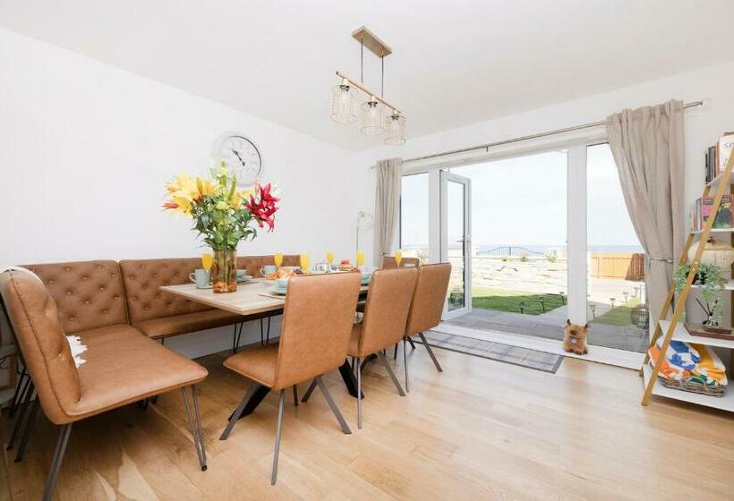 Aurora House Hot Tub & Sea View