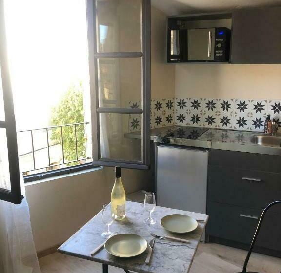 Arles: Studio De La Place