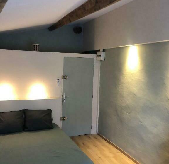 Arles: Studio De La Place