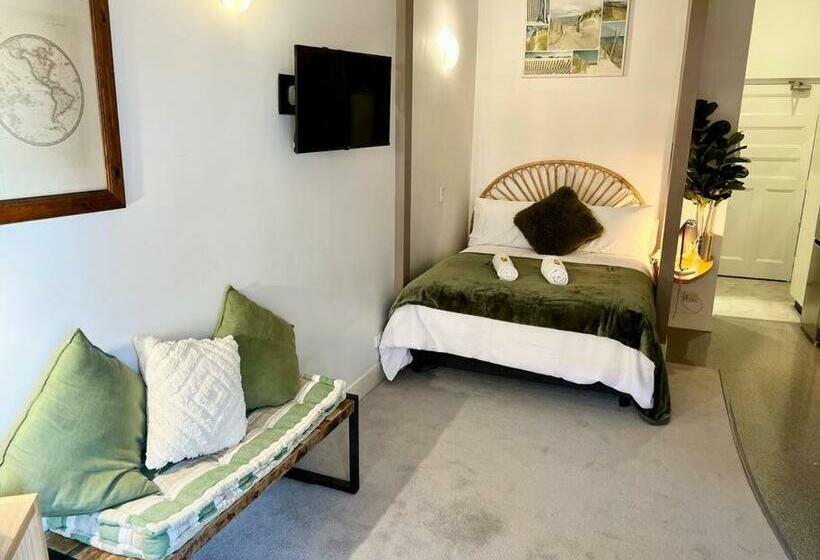 Self Contained Haven In New Farm