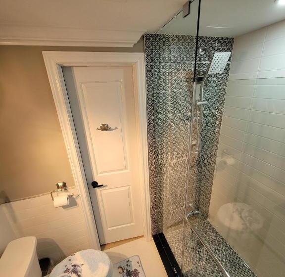 Classic & Luxury Private Detached Entire Home With Free Wi Fi & T.v