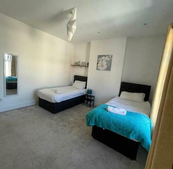 Dukes Place Sleeps 10 Comfortably