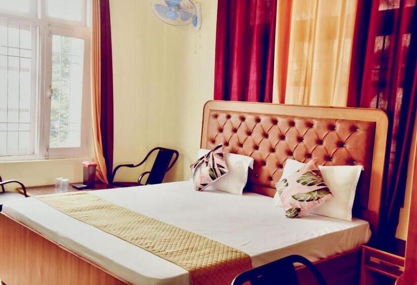 هتل The Krishna Boho Near Mall Road